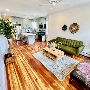 Modern - 3 Bedrooms, 2 Bathrooms New York